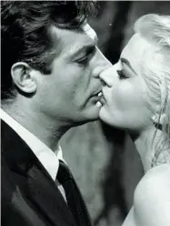  ??  ?? Bacio immortale Mastroiann­i e Ekberg nella «Dolce vita», in prima visione al Capitol il 5 febbraio 1960