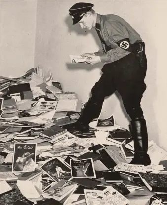  ?? ?? Saccheggi. La biblioteca profanata di Magnus Hirschfeld, direttore dell’Istituto di ricerca sessuale a Berlino, 6 maggio 1933
UNITED STATES HOLOCAUST MEMORIAL MUSEUM