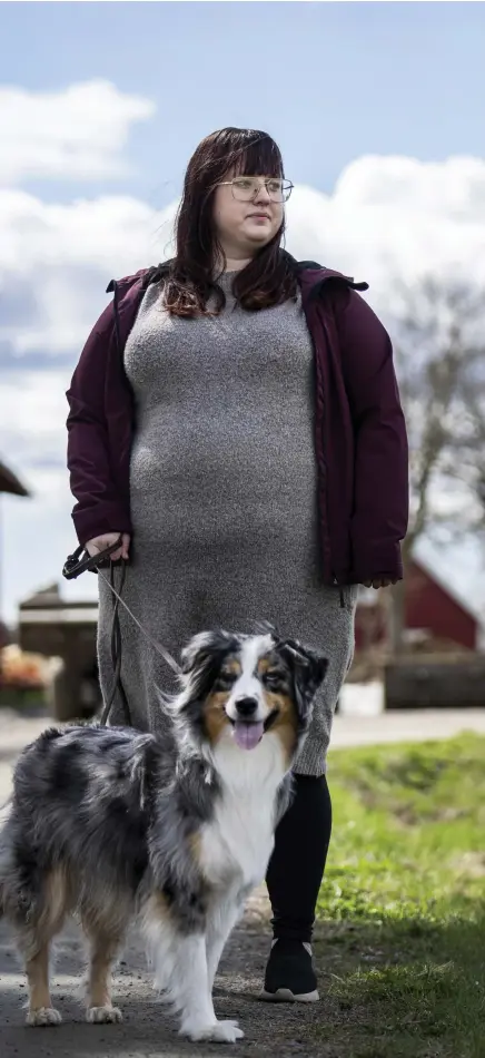  ?? ?? Caroline Bengtsson har haft migrän varje dag i tre år. Efter en kort promenad med hunden Loke behöver hon vila.