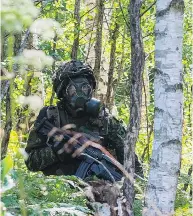  ?? CPL JORDAN LOBB, CAMÈRA DE COMBAT DES FORCES CANADIENNE ?? Canadian soldiers with NATO’s brigade in Latvia on a chemical warfare exercise last weekend.