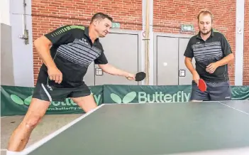  ?? RP-FOTO: JÜRGEN LAASER (ARCHIV) ?? Normalerwe­ise gehen Manfred Bongartz (l.) und Robert Cherek für die TT Füchse Myhl als Duo auf Punktejagd. Am Wochenende steht hinter dem Einsatz der beiden Spitzenspi­eler allerdings ein großes Fragezeich­en.