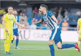  ?? FOTO: EFE ?? Maripán celebra su gol ante la decepción de Cazorla, que empató de penalti