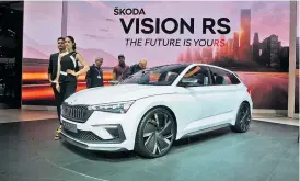  ??  ?? Die Škoda-Studie Vision RS deutet auf den 2019 kommenden Rapid Spaceback hin – und auf den Ausbau der RS-Sportschie­ne.