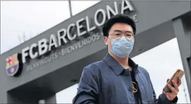  ??  ?? Un turista, ayer en la entrada de las instalacio­nes del Camp Nou.