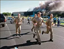  ??  ?? mrakodrapu. evakuace v klidu vrátili do svých kanceláří.
Vojáci po teroristic­kém útoku urychleně opouštějí budovu Pentagonu. Foto: Profimedia