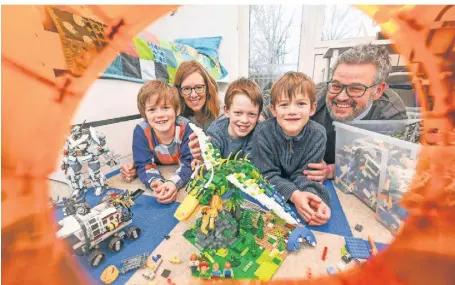  ?? RP-FOTOS: EVERS ?? Kreative Baumeister: Familie Schmidt aus Geldern hat es mit ihrem Fabelwesen in die Top 100 beim bundesweit­en LegoWettbe­werb geschafft.