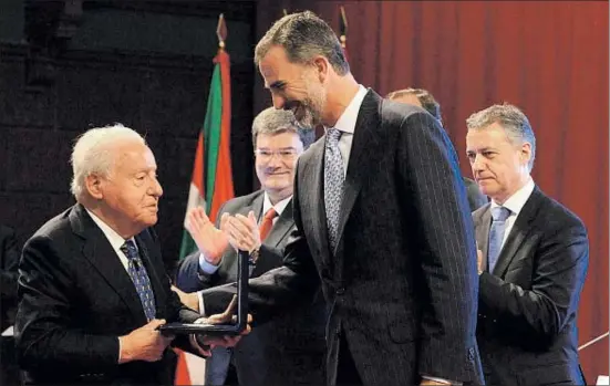  ?? LUIS TEJIDO / EFE ?? El Rey entrega el premio Reino de España a José Ferrer ante el lehendakar­i Iñigo Urkullu (derecha) y el alcalde de Bilbao, Juan Mari Aburto