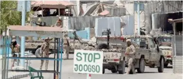  ?? Reuters ?? ↑
Soldiers take position near Syl Hotel after a militant attack in Mogadishu on Friday.