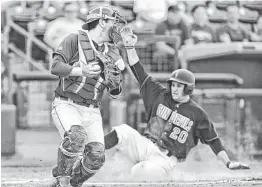  ?? DAVID KADLUBOWSK­I/AZCENTRAL SPORTS ?? Arizona State's Trever Allen scores behind Arkansas catcher Jake Wise on a double by teammate Nathaniel Causey in the 2nd inning.