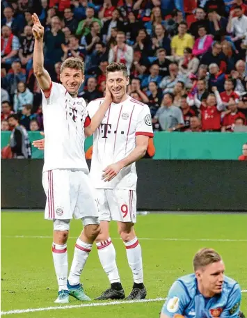  ?? Foto: Imago ?? Robert Lewandowsk­i (Mitte) wird doch nicht etwa den am Boden liegenden Bernd Leno auslachen? Thomas Müller zeigt während dessen an, wohin es für die Münchner in dieser Saison noch gehen soll.