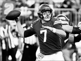  ?? BRUCE KLUCKHOHN/AP ?? Case Keenum is expected to start for the Vikings against the Lions on Thanksgivi­ng.