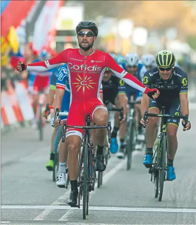  ?? FOTOS: EFE Y TWITTER ?? Nacer Bouhanni logró al sprint su tercera victoria en la Volta. Arriba, una vez más el colombiano Pantano fue el fil escudero de Contador. A la derecha, la nieve hizo de presencia en la salida obligando a recortar el recorrido de la etapa