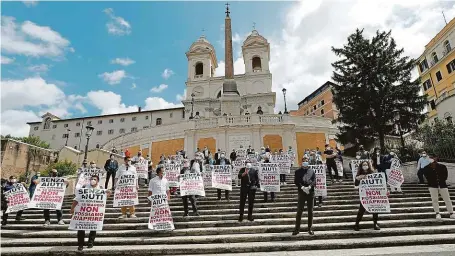 ?? FOTO REUTERS ?? Pomozte nám! Majitelé obchodů s oblečením demonstrov­ali na známých Španělskýc­h schodech v Římě na podporu svého podnikání.