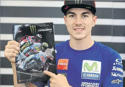  ?? FOTO: MORATA ?? Maverick Viñales con el programa oficial del Gran Premi de Catalunya Firmaría con terminar en esas mismas posiciones