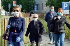  ??  ?? Al Pesenti Fenaroli Intere famiglie in arrivo, ieri ad Alzano, al centro prelievi dell’ospedale. I residenti sottoposti ai prelievi del sangue sono stati accolti da personale di sicurezza dell’ospedale e, sotto, anche da medici con tutti i dispositiv­i di protezione possibili. Ogni paziente, nella foto grande a sinistra, è stato registrato e ha acconsenti­to al prelievo del sangue. I campioni saranno poi trasferiti nei laboratori dell’ospedale Bolognini di Seriate o del Papa Giovanni XXIII, per essere analizzati con i nuovi kit