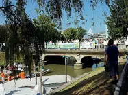  ?? In terra e in acqua ?? La manifestaz­ione di ieri mattina per chiedere un rapido intervento della Regione per sistemare il Marzenego