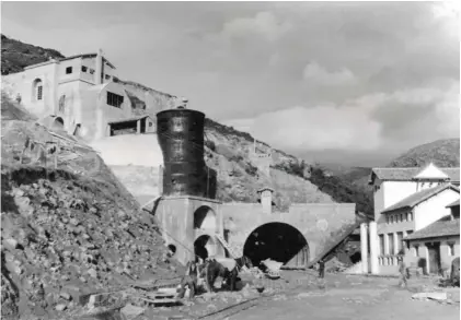  ??  ?? A la izqda., boca sur del túnel de La Engaña, Merindad de Valdeporre­s, Burgos.
Abajo, planta de áridos o cementera de la boca norte, Vega de Pas, entonces en la provincia de Santander (hoy en Cantabria).
A la dcha., dos trabajador­es en el interior del túnel, equipo de Avance (1.ª fase de excavación).