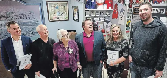  ?? CLIFFORD SKARSTEDT EXAMINER ?? Inductees Shawn Redmond, left, representi­ng his grandfathe­r Ed Raymond, Steve Terry, a friend of inductee Greg Hamilton, Isabel Crary, Reggie Millage and Tara Sharpe look up at Jesse Young during a press conference unveiling the 2018 Induction Class for the Peterborou­gh and District Sports Hall of Fame on Wednesday night at the Memorial Centre.