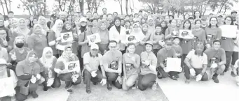  ??  ?? Group photo with beach cleanup participan­ts.