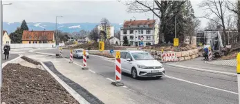  ?? FOTO: CHRISTIAN FLEMMING ?? Autofahrer müssen während der Bauarbeite­n mit Behinderun­gen und Staus rechnen.