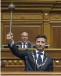  ?? AP ?? El nuevo presidente sostiene una maza, el símbolo ucraniano del poder.