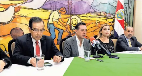  ?? AARON SEQUEIRA ?? Rolando González, Antonio Álvarez, Karla Prendas y Juan Luis Jiménez se reunieron con la bancada liberacion­ista este martes.