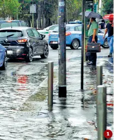  ??  ?? 1 1 L’allagament­o in viale Zara 2 e i binari del tram nella stessa zona 3 I danni causati dalla tromba d’aria che si è abbattuta su Pozzo d’Adda: nella foto un’auto colpita dalla copertura caduta dalla casa vicina
4 I tecnici al lavoro per...