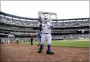  ?? FRANK FRANKLIN II — THE ASSOCIATED PRESS ?? Mr Met distribute­s t-shirts to fans during the sixth inning Thursday at Citi Field.