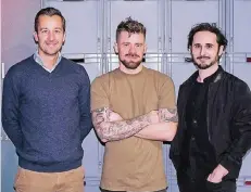  ?? FOTO: PATRICK SCHERER ?? Das Team von WhatsGoal mit dem Gastgeber des Meetups in Flingern: (von links) Björn Borgerding, Lorenz Amend und Paolo Anania.