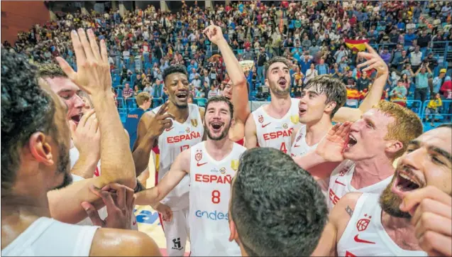  ?? ?? La Selección española celebra en un corro en el centro del pabellón Carolina Marín de Huelva la victoria ante Países Bajos y la clasificac­ión para el Mundial.