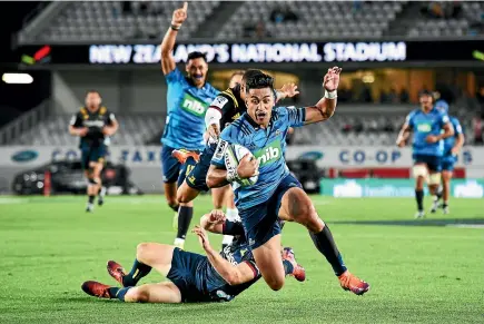  ?? PHOTOSPORT ?? Blues winger Rieko Ioane scores his second try against the Highlander­s at Auckland’s Eden Park last night.