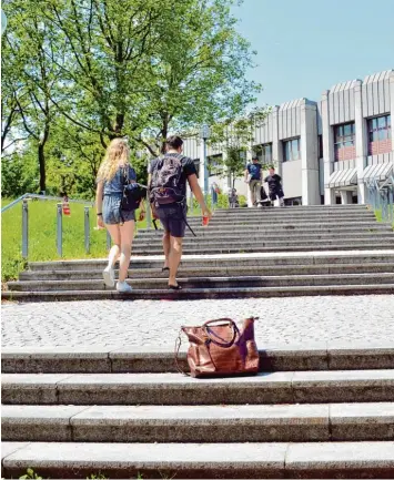  ?? Foto: Ida König ?? Diese Treppe auf dem Augsburger Unicampus führt hinauf zu den Gebäuden der Juristen und Betriebswi­rtschaftle­r. Der Bereich hat einen Spitznamen: der Gucci Hügel.