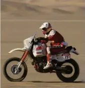  ?? (photo). ?? Les combinaiso­ns Dainese en tissu apparaisse­nt au Dakar en 1985 avec, notamment, les pilotes italiens, comme Franco Picco