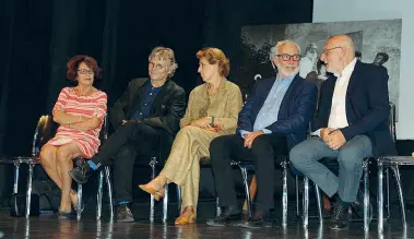  ??  ?? Premiati Sul palco del Premio Boccaccio, da sinistra: Daniel Pennac accanto alla sua interprete, Benedetta Craveri, Francesco Tullio Altan e Paolo Rumiz