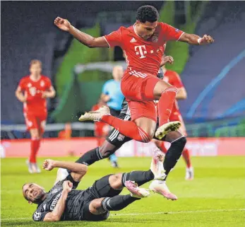  ?? FOTO: FRANCK FIFE/AFP ?? Wie ein Springbock: Serge Gnabry überspring­t Lyons Verteidige­r Marcal.