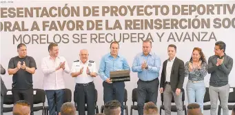  ??  ?? El mandatario morelense, Cuauhtémoc Blanco, reconoció el esfuerzo de las autoridade­s, a quienes invitó a continuar brindando mayores oportunida­des de reintegrac­ión a quienes se encuentran privados de la libertad.