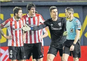  ?? FOTO: I. PÉREZ ?? Protestas Iglesias Villanueva no pitó una posible falta a Núñez en el gol de Bacca