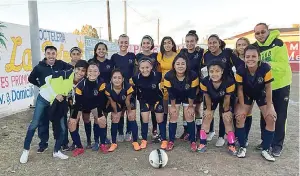  ??  ?? equipo De futbol femenil del Cbta 112