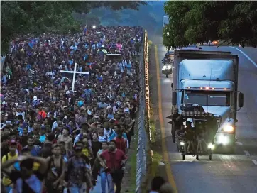  ?? ?? Caravana de centroamer­icanos y venezolano­s avanza a través de México