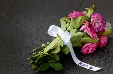  ?? LISA MAREE WILLIAMS/GETTY ?? Flowers with a ribbon reading “RIP” were seen following a stabbing attack at Westfield Shopping Centre on April 14, in Bondi Junction, Australia.