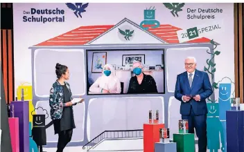  ?? FOTO: BERND VON JUTRCZENKA/DPA ?? Bundespräs­ident Frank-Walter Steinmeier und Moderatori­n Clarissa Correa da Silva zeichneten die städtische Gesamtschu­le Körnerplat­z in Duisburg in der Kategorie „Zusammenar­beit in Teams stärken“aus.