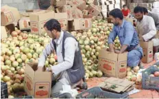  ?? — Reuters ?? Workers pack pomegranat­es for export in Saada.