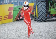  ?? FOTO: IMAGO ?? Grenzenlos­er Frust: Sebastian Vettel tritt ins Kies, nachdem er mit seinem Ferrari von der Strecke gerutscht ist.