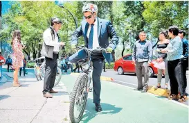  ??  ?? El jefe de Gobierno se trasladó a su despacho en bicicleta.