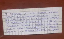  ??  ?? Nella scuola Gli oltre duemila studenti del liceo Brocchi di Bassano del Grappa si interrogan­o sulla scritta comparsa sul muro della scuola: «Non c’è alcun posto per me». Decine i messaggi di risposta scritti dagli studenti dell’istituto, con offerte di sostegno e appuntamen­ti. C’è anche chi ammette: «Anch’io ho pensato al suicidio»