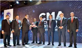  ?? ?? Mr. Bhathiya Bulumulla Director/ Chief Executive Officer – Elpitiya Plantation­s PLC receiving the award from Central Bank of Sri Lanka Governor Mr. Ajith Nivard Cabraal with other officials