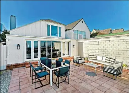  ?? Hilton & Hyland ?? ANNE HEARST’S
Malibu home has a patio for entertaini­ng that ascends to an ocean- view deck.
