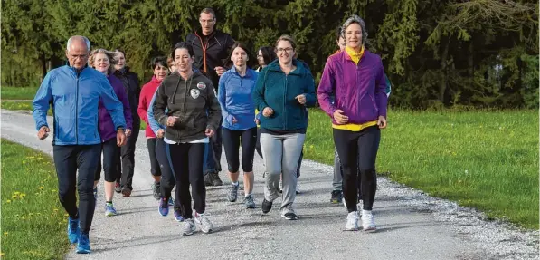  ?? Fotos: Marcus Merk ?? Das macht wirklich Spaß: Laufen in der schönen Landschaft der Stauden. Trainingsl­eiter Jochen Nieberle (links) gibt das Tempo vor. Es sollte am Anfang nicht zu schnell sein. Die Gruppe konnte das gesamte Training über aber gut mithalten. Beim nächsten...