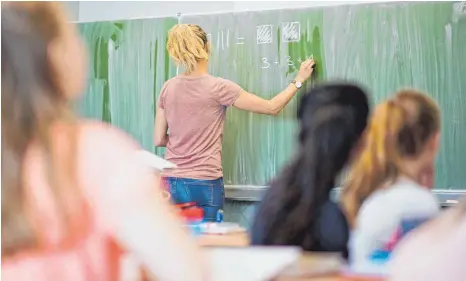  ?? FOTO: JULIAN STRATENSCH­ULTE/DPA ?? Die Schulen bewältigen den Präsenzunt­erricht in der vierten Welle mit Masken, Luftfilter­n und Tests.