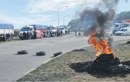  ??  ?? La manifestac­ión de los transporti­stas locales se realizó en uno de los accesos al puerto de Bahía Blanca.